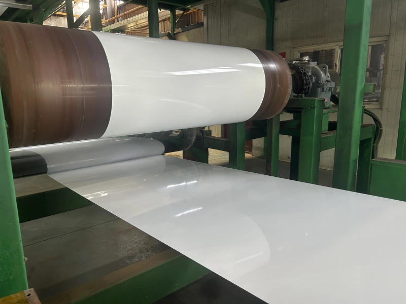 Quality inspection of glossy white aluminum sheet surface under bright lighting conditions